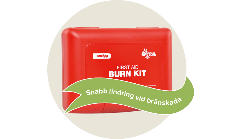 Röd, hård första hjälpen väska mot brännskador med vita detaljer och text. Etikett: Snabb lindring vid bränskada.
