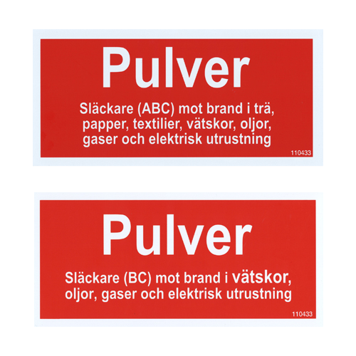 Två röda skyltar för brand. På dem står det pulver och vad man ska använda pulversläckaren på t.ex. vid brand i trä.